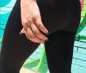 Teen in leggings w visible panty line