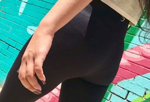 Teen in leggings w visible panty line