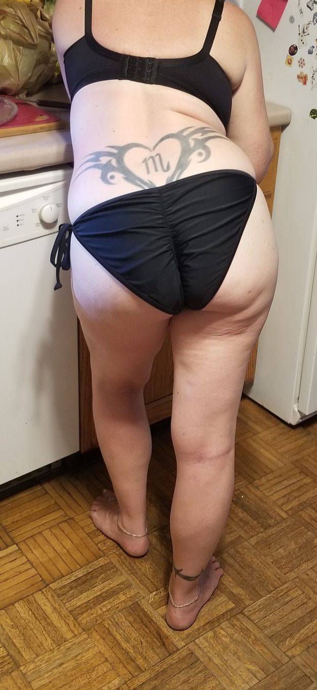 Sexy milf bikini ass
