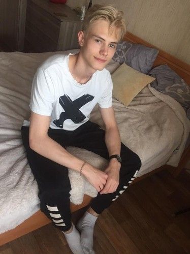 See Jakelocks's free webcam in real-time. This 19yr old is interested in guys, women, transexuals, couples. He loves to be told what to do