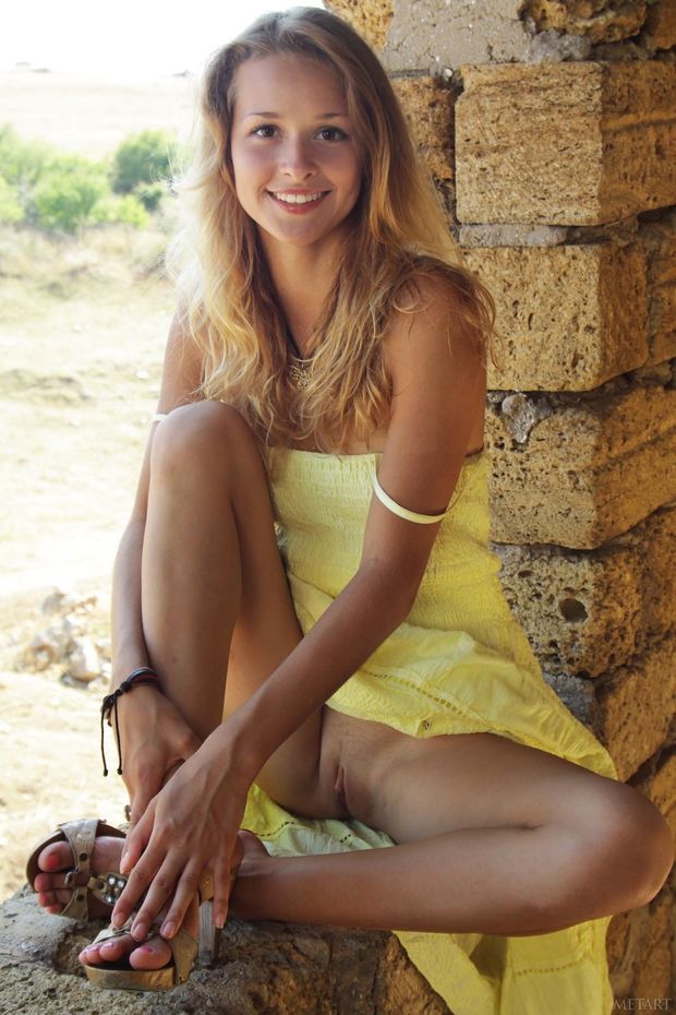 Outdoor upskirt in yellow skirt