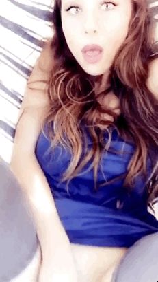 Brunette is good with her fingers