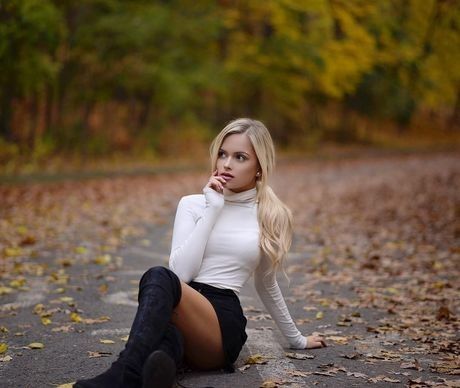 Keilih stafford sitting in the road