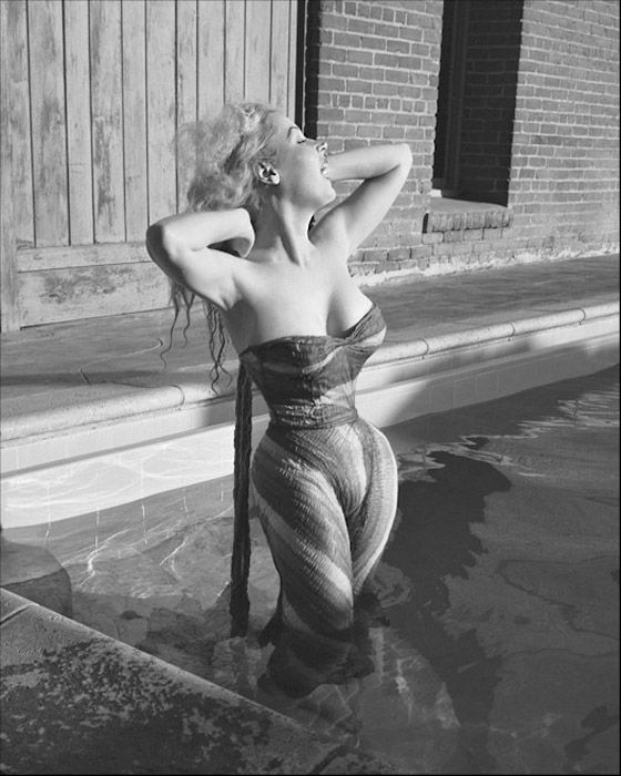 that waist line!