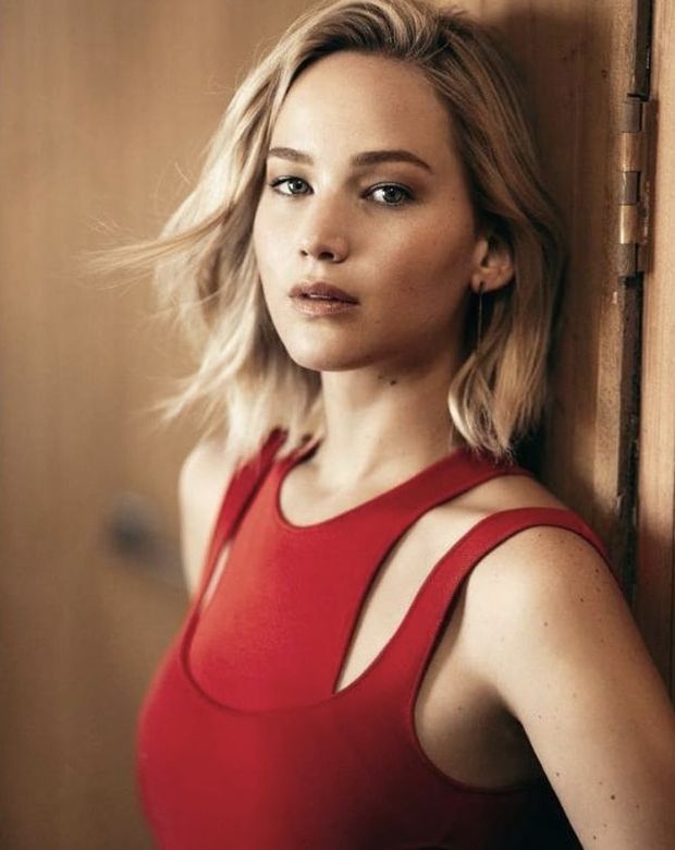 Lifeguard Jennifer Lawrence is rearing to blow your whistle
