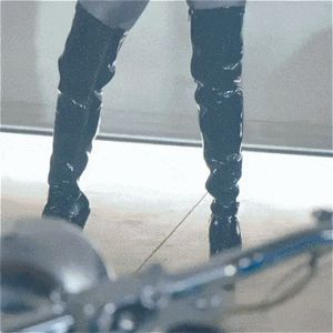 попался под руку = fell under the arm