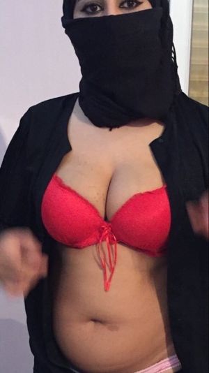 Arabic milf shows off her tit