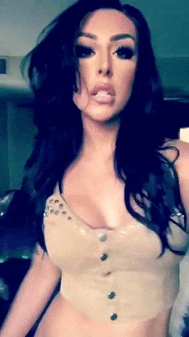 Hot af shemale shaking it