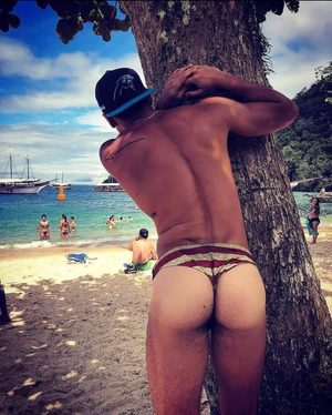 Amazing ass in the beach