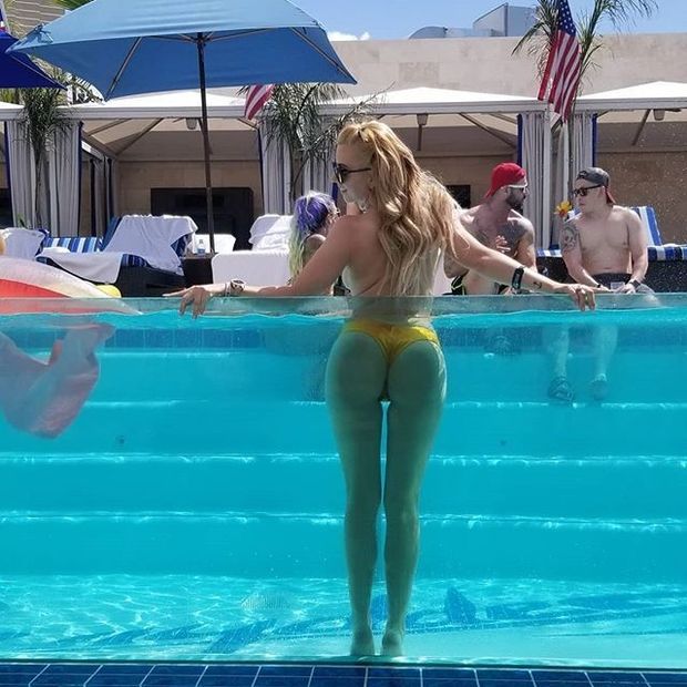 Lexi Belle Showing Off Her Amazing Ass