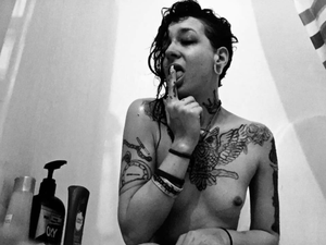 Small tit bitch playing in shower