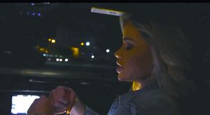 Glamourgirl Jessa Rhodes miming a handjob