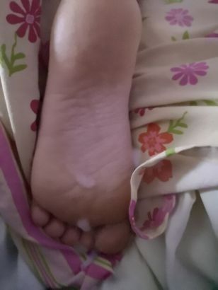 sisters sleepy feet