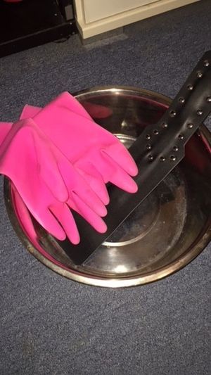 Welche Dame Pisst mir in den Napf , und wichst mein Schwanz m GH während ich trinke