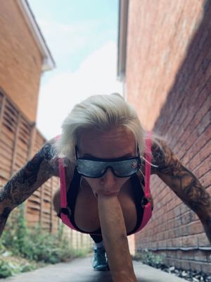 Sophie Anderson doing her bimbo pushup session