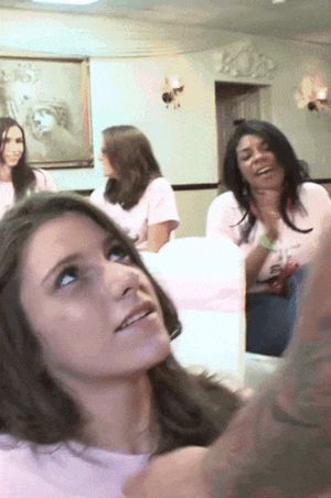 Jonge dame is heel geïnteresseerd en aandachtig voor de stripper zijn lekkere lul ♡♡♡