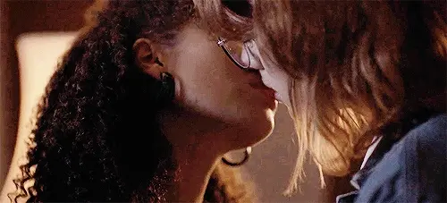 lesbians kiss