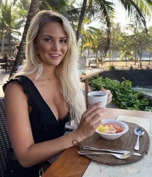 Sexy Cathy van Cranenbroek with big tits Having breakfast
