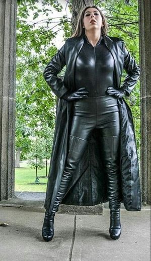 Femdom looking down to a faggot