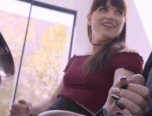 Mooie Shemale rukt een lul af - terwijl ze zelf heerlijk masturbeert ♡♡♡