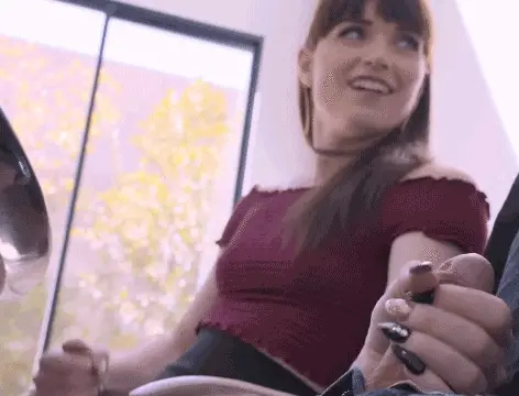 Mooie Shemale rukt een lul af - terwijl ze zelf heerlijk masturbeert ♡♡♡