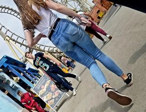 Sexy wet blonde with amazing ass