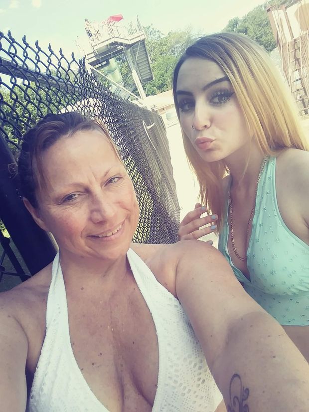 Sexy sandy and her daughter beautiful targets
