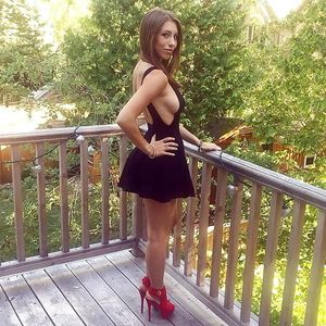 Hot redhead MILF in little black dress showing side-boob