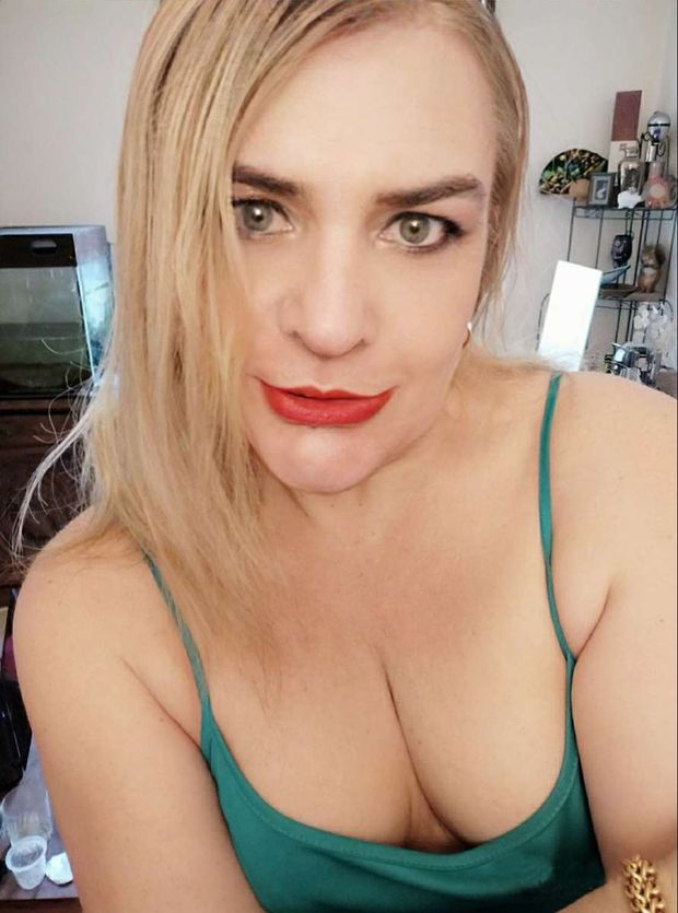 Trans blonde à Paris blond tranny tits showing