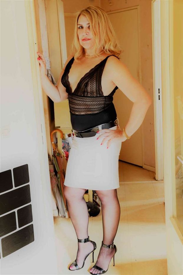 Trans blonde à Paris blond tranny dressed sexy chic
