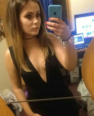 Cute Brutenette Teen , make a selfie