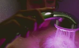 Carla Juri in "Wetlands"