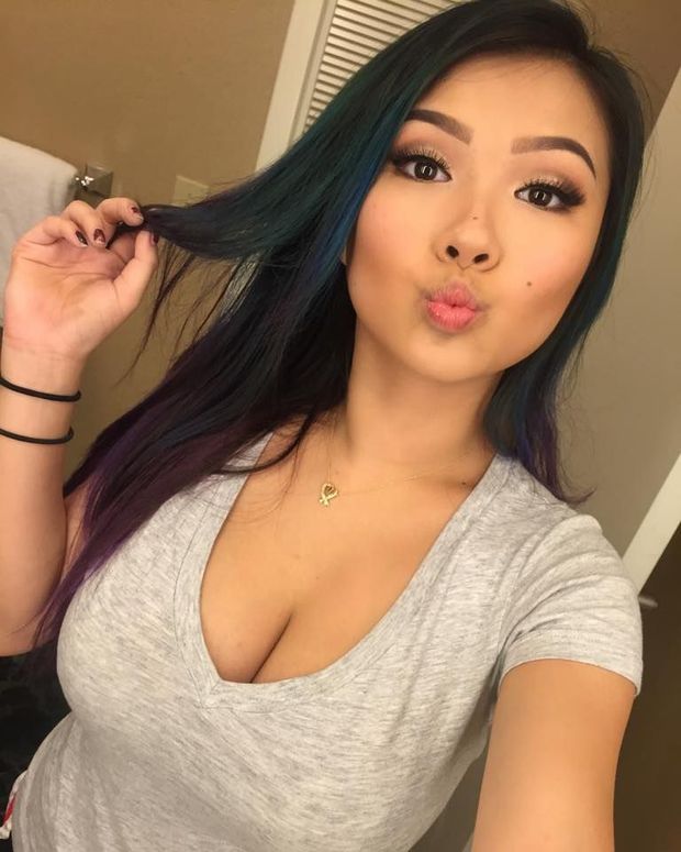 big tits cleavage