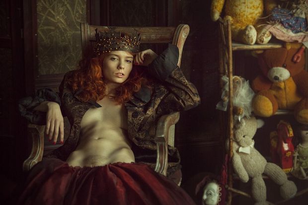 The queen, her venus mound, waiting....