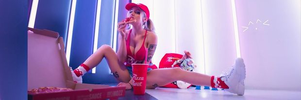 Sexy blonde who like pizza