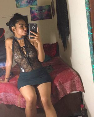 desi teen with nice tits takes non nude selfie