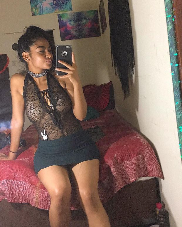desi teen with nice tits takes non nude selfie
