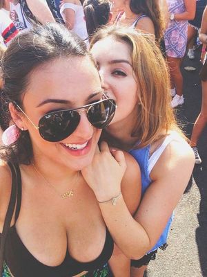 Amazing cleavage shot of a teen