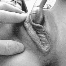 Vibrates clit and cums