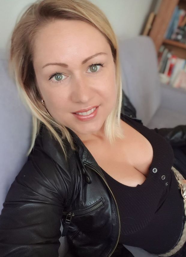 Blonde montre ses seins