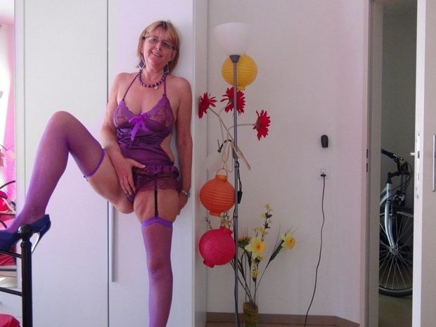swissmature granny livesex cam model in purple nylon lingeries and high heels