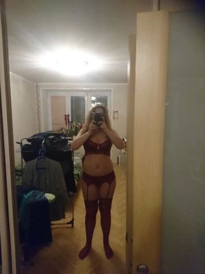 Cute aliexpress chick made a really nice review photo