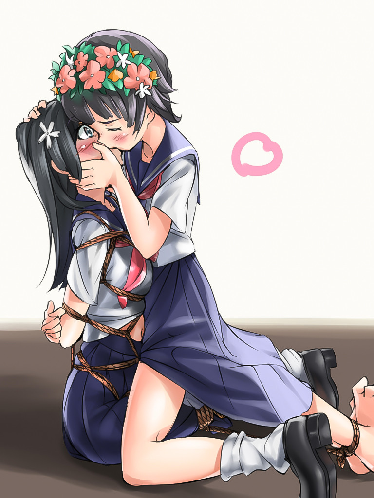 Domme tying up her lovely sub with rope. Can't resist giving her a good kiss every now and then... [fumi11gou]