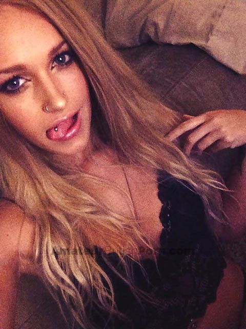 Uptight teen shows off her naked body - What daddy did or didnt want to see