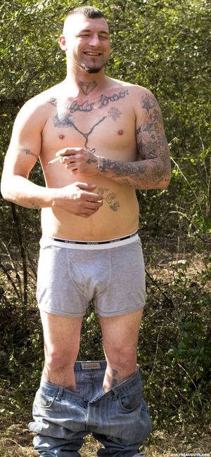 This white trash guy is hot as FUCK!