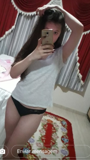 Putinha gostosa, com a buceta querendo pika, vadia vagabunda gostosa e safada, adora reborar a buceta num pai,