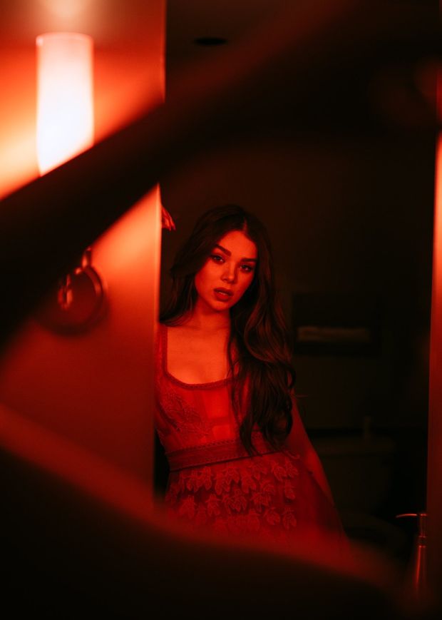 Hailee Steinfeld  -Red Dress 3