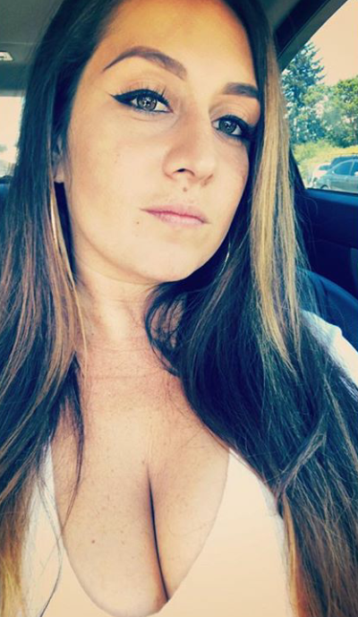 Deeeeeeeep cleavage