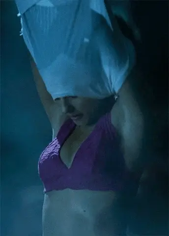 Naomi Scott (Princess Jasmine) Strips her Shirt