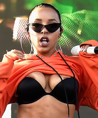 Tinashe boobs pop out nip slip on stage 2017 Billboard Hot 100 Festival HQ
